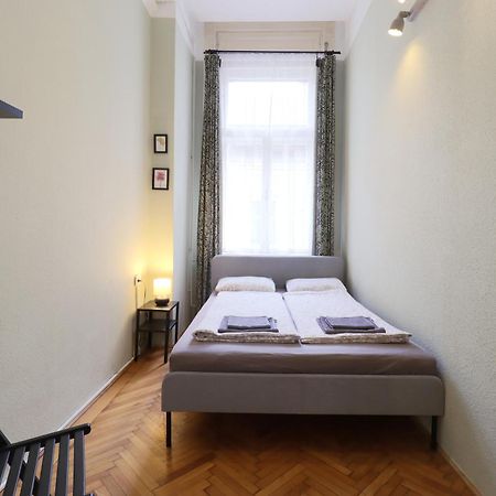 Joseph Boulevard Apartment - 3Bdr, 2Bath, 8Ppl Budapest Kültér fotó