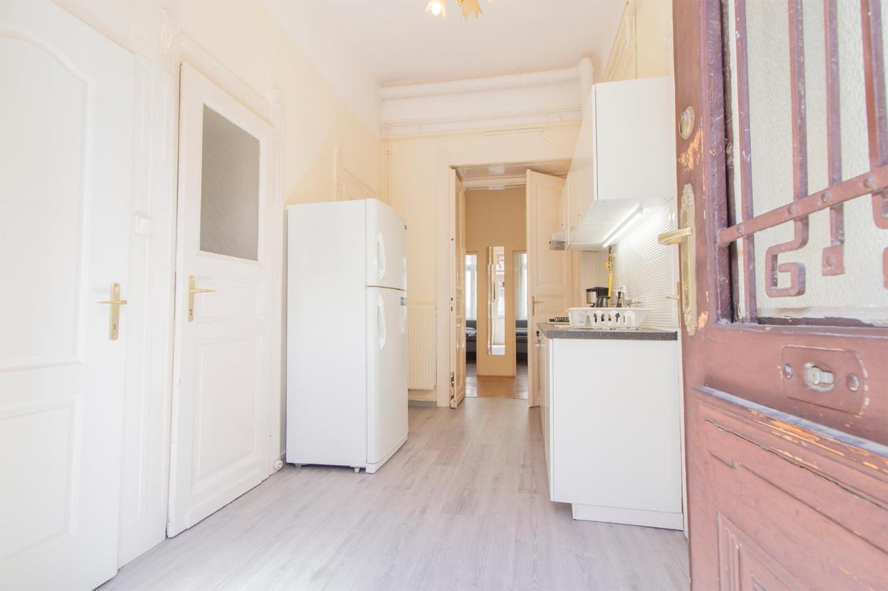 Joseph Boulevard Apartment - 3Bdr, 2Bath, 8Ppl Budapest Kültér fotó
