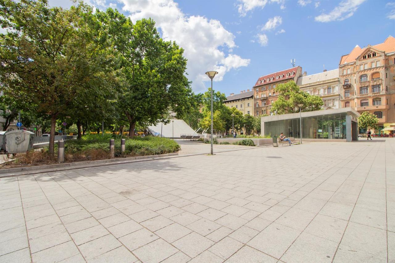 Joseph Boulevard Apartment - 3Bdr, 2Bath, 8Ppl Budapest Kültér fotó