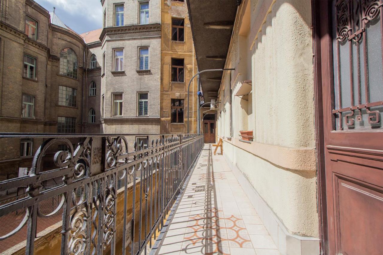Joseph Boulevard Apartment - 3Bdr, 2Bath, 8Ppl Budapest Kültér fotó