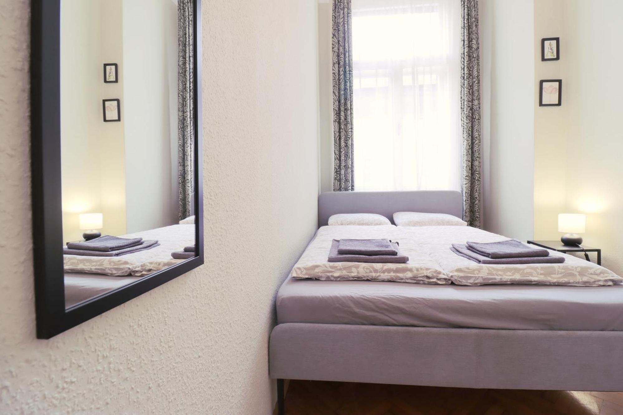 Joseph Boulevard Apartment - 3Bdr, 2Bath, 8Ppl Budapest Kültér fotó