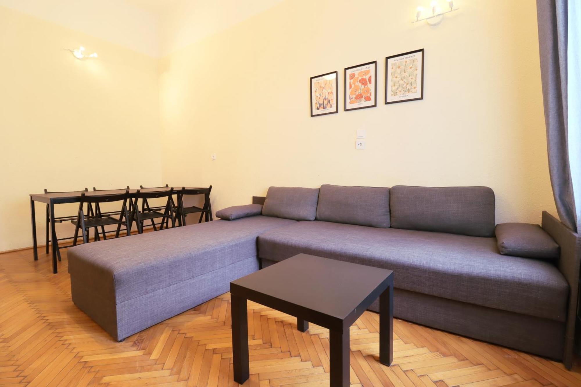 Joseph Boulevard Apartment - 3Bdr, 2Bath, 8Ppl Budapest Kültér fotó