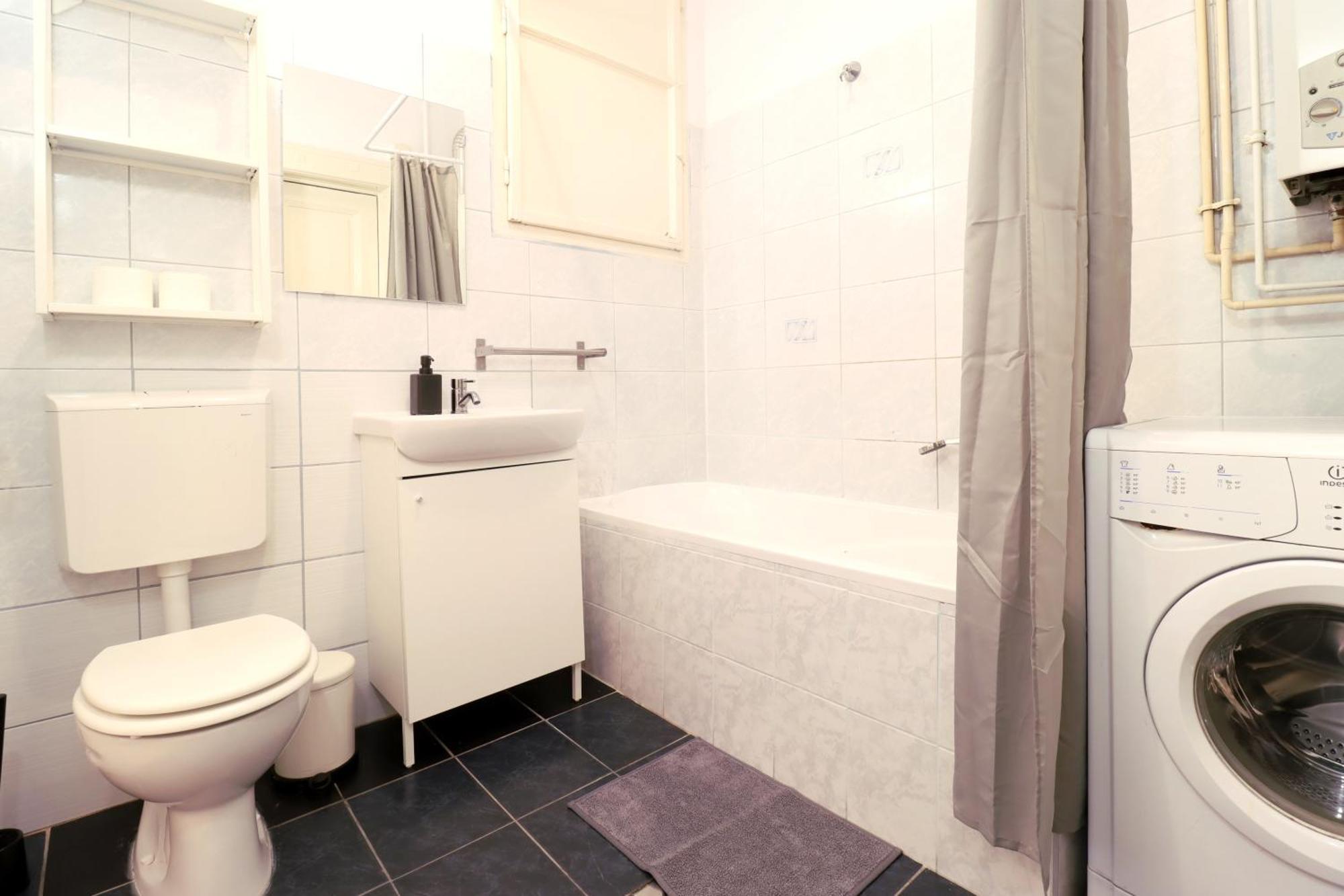 Joseph Boulevard Apartment - 3Bdr, 2Bath, 8Ppl Budapest Kültér fotó