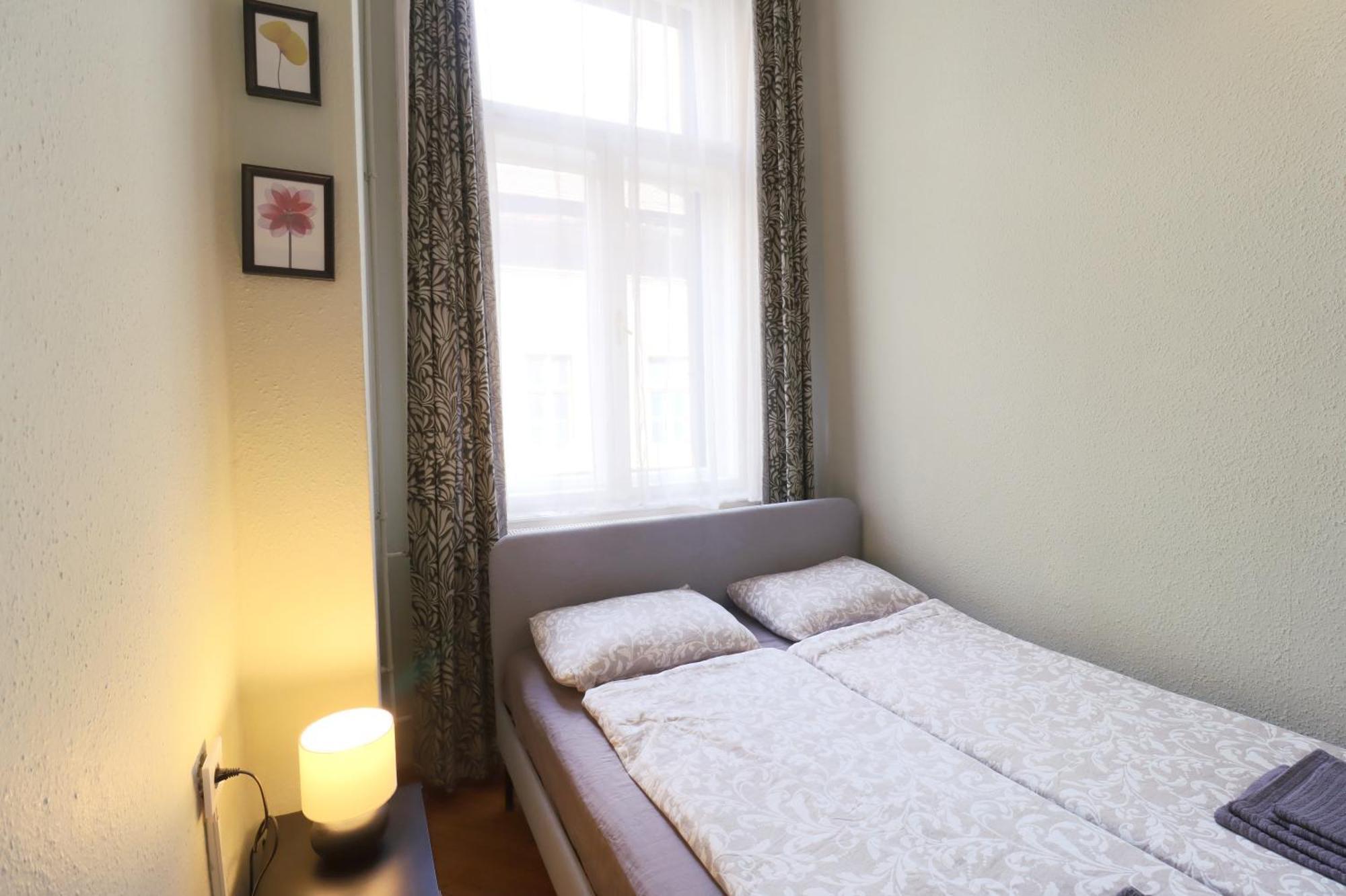 Joseph Boulevard Apartment - 3Bdr, 2Bath, 8Ppl Budapest Kültér fotó
