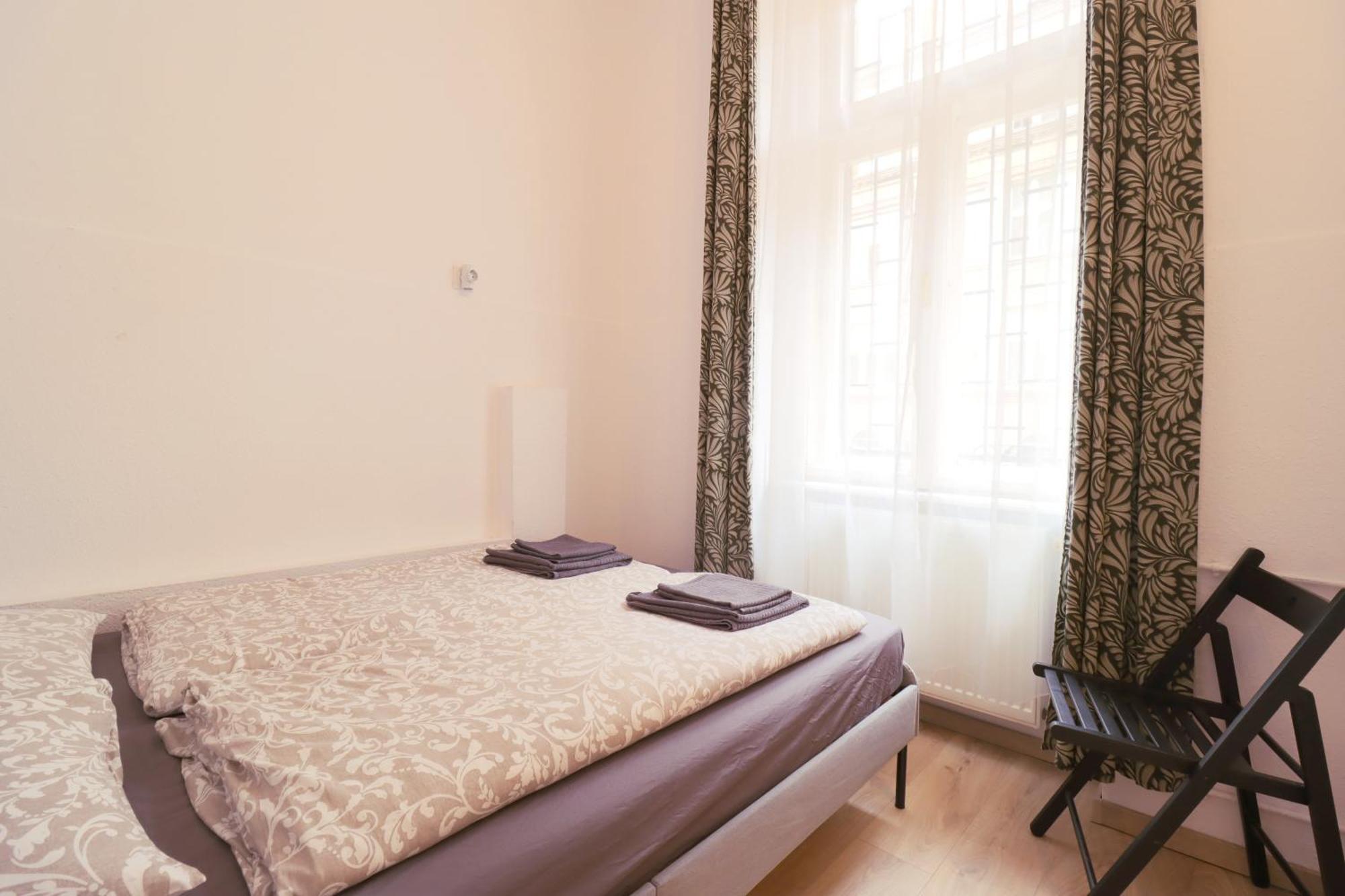 Joseph Boulevard Apartment - 3Bdr, 2Bath, 8Ppl Budapest Kültér fotó