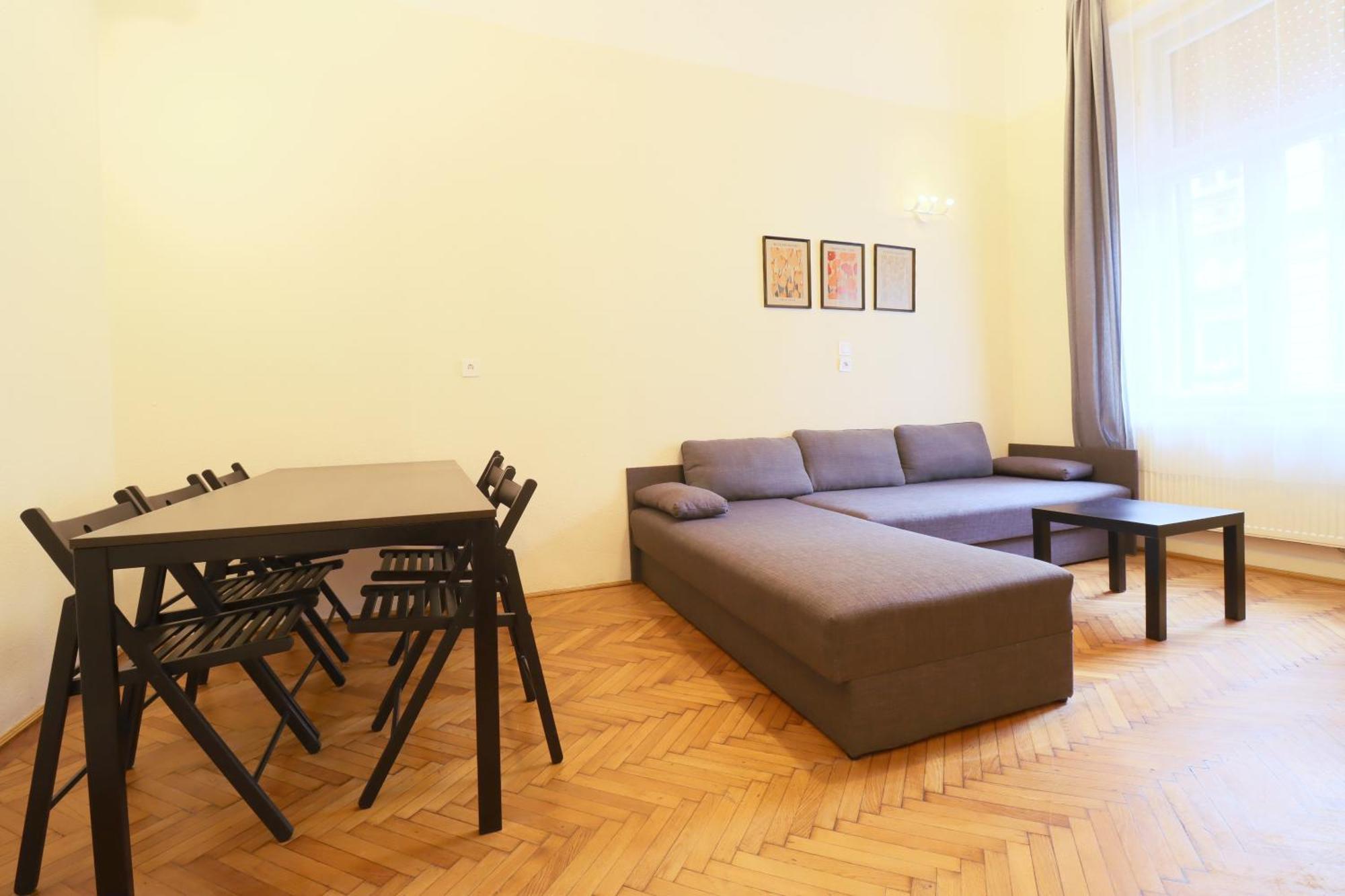 Joseph Boulevard Apartment - 3Bdr, 2Bath, 8Ppl Budapest Kültér fotó