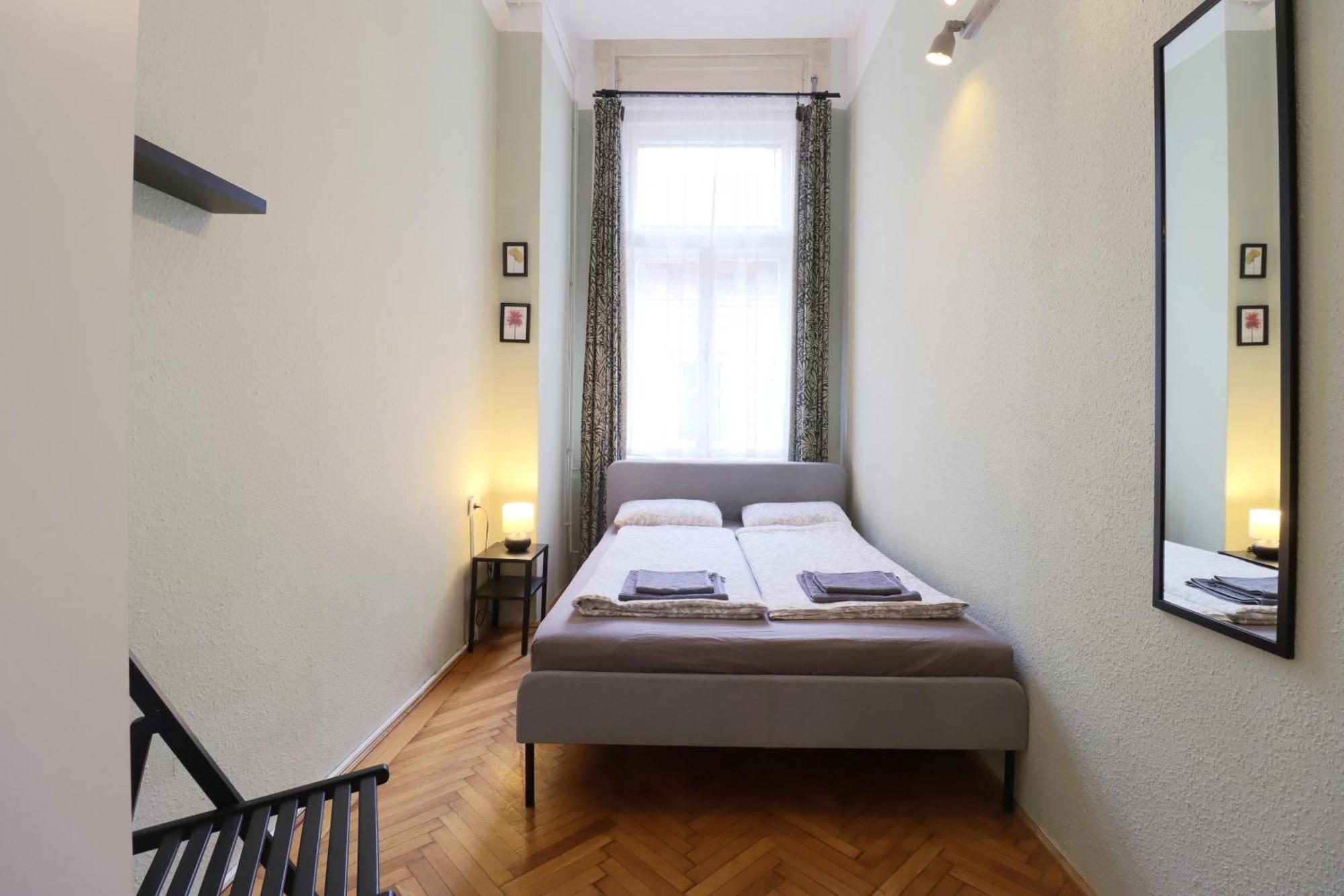 Joseph Boulevard Apartment - 3Bdr, 2Bath, 8Ppl Budapest Kültér fotó