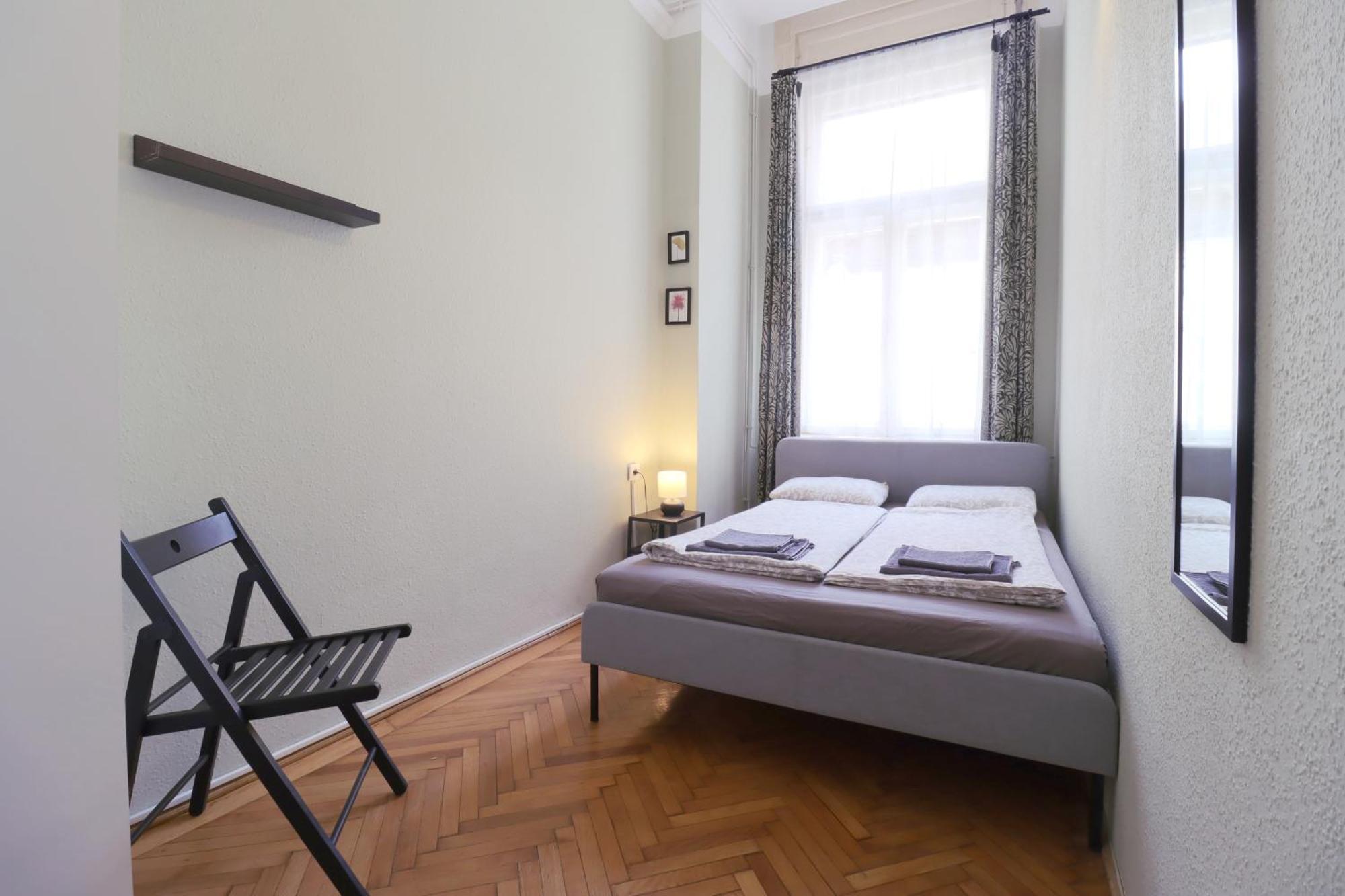 Joseph Boulevard Apartment - 3Bdr, 2Bath, 8Ppl Budapest Kültér fotó