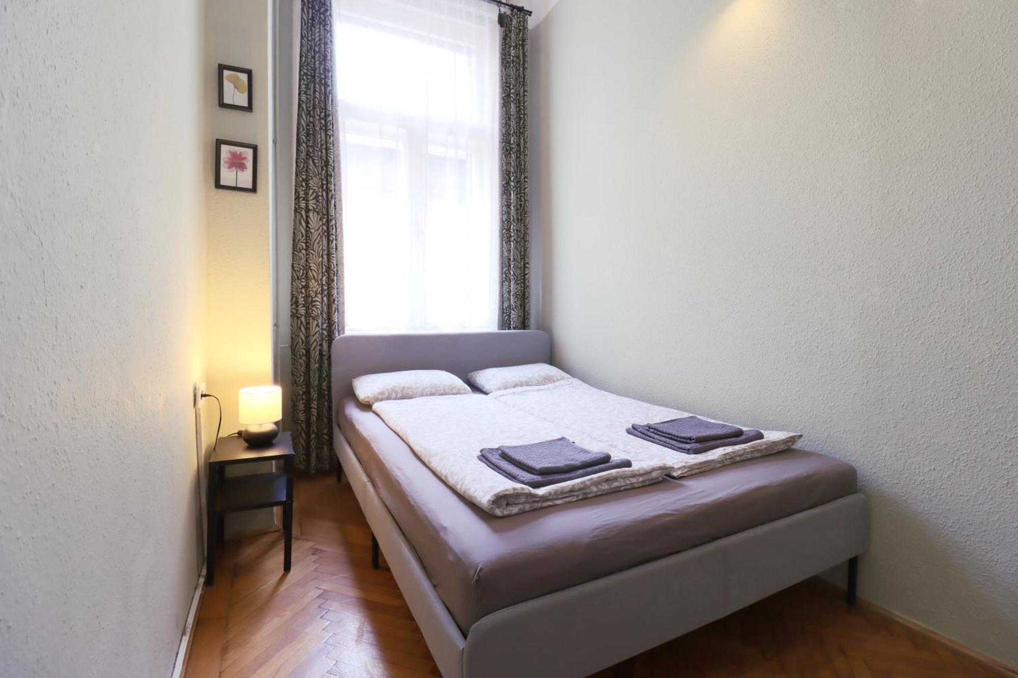 Joseph Boulevard Apartment - 3Bdr, 2Bath, 8Ppl Budapest Kültér fotó